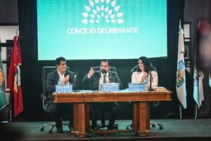 306EN-ESCOBAR-JURARON-LAS-Y-LOS-12-CONCEJALES-ELECTOS-Y-MARIA-LAURA-GUAZZARONI-ASUMIO-COMO-PRESIDENTA-DEL-HONORABLE-CONCEJO-DELIBERANTE-300x201.jpeg
