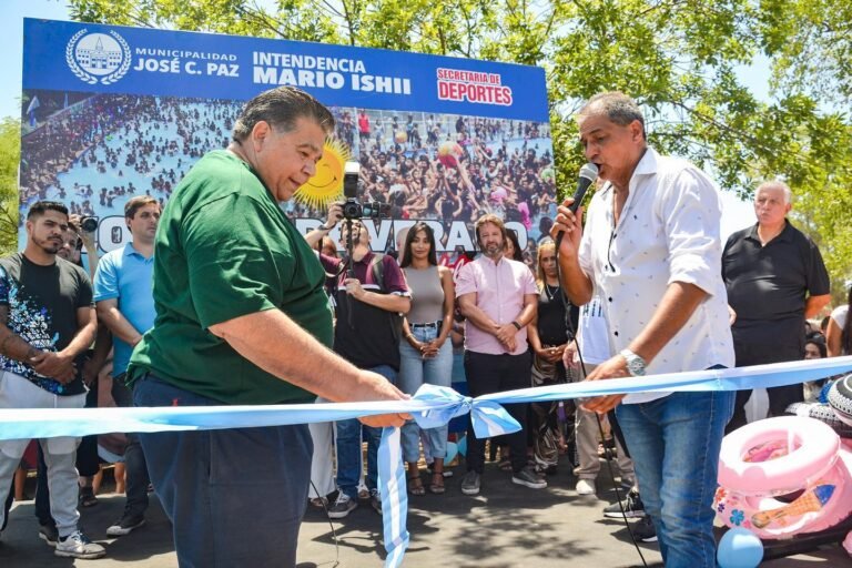 177JOSÉ C PAZ MARIO ISHII JUNTO A RODOLFO PINO y OTROS INAUGURARON LA NUEVA PILETA
