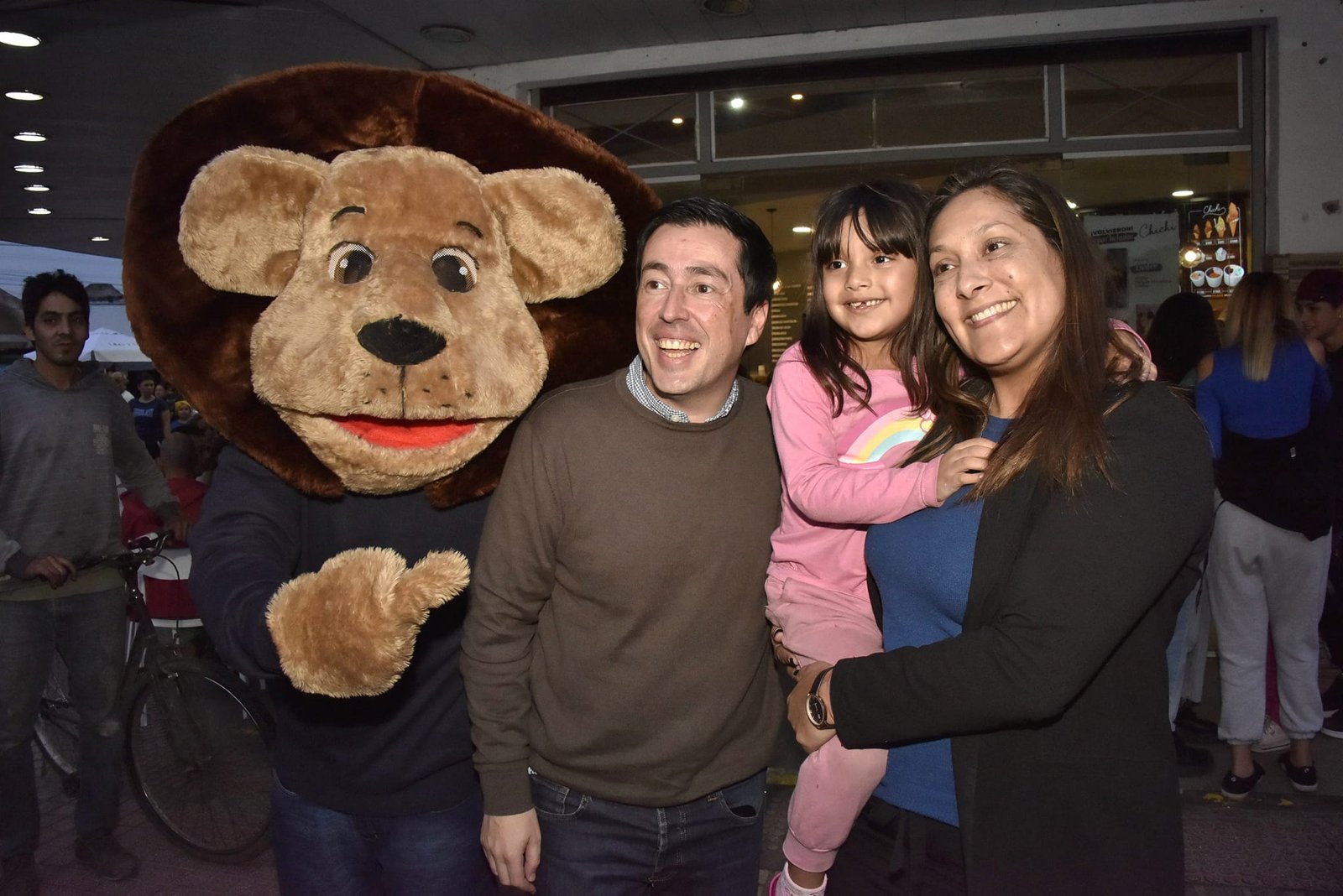286MALVINAS ARGENTINAS LEO 23 EN LAS CALLES DEL CENTRO COMERCIAL DE LA CIUDAD DE LOS POLVORINES (3)