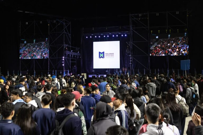 342MALVINAS ARGENTINAS A ESTADIO LLENO LEO NARDINI REALIZÓ LA APERTURA (4)
