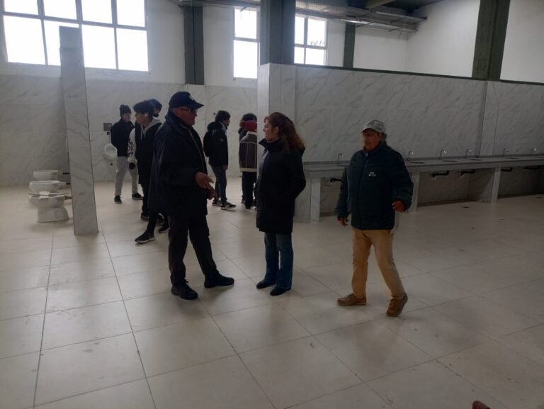 JOSE C PAZ DESDE MALVINAS ARGENTINAS VISITANTES DE ESCUELA EDUCATIVA EN LA NUEVA FACULTAD (3)