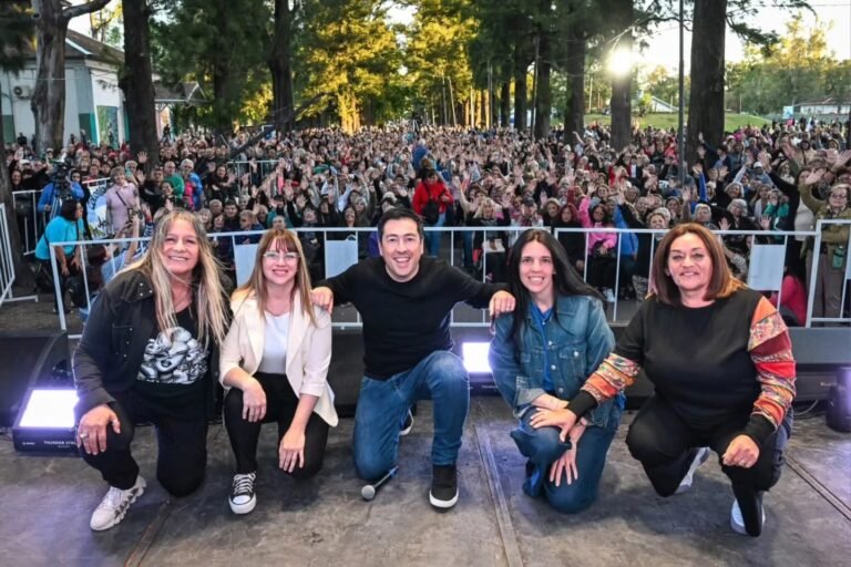 446EN MALVINAS ARGENTINAS MILES DE VECINOS CELEBRARON EL PRIMER FESTIVAL DEL ADULTO MAYOR .