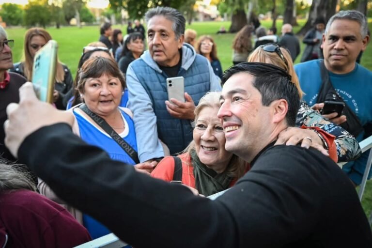 446EN MALVINAS ARGENTINAS MILES DE VECINOS CELEBRARON EL PRIMER FESTIVAL DEL ADULTO MAYOR ---