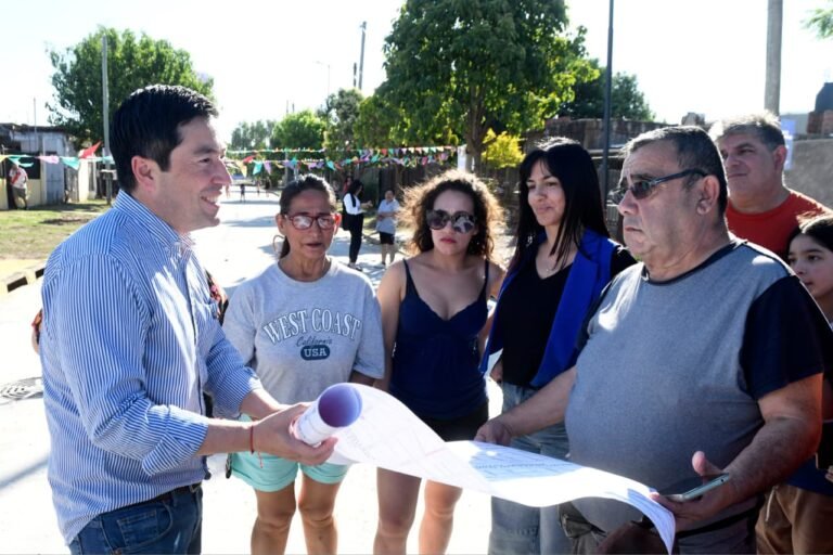 MALVINAS ARGENTINAS NARDINI INAUGURÓ UNA IMPORTANTE OBRA DE PAVIMENTACIÓN EN GRAND BOURG,