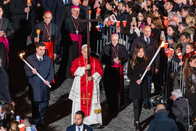 via-crucis-1-leon-xiv-daniel-ibanez-ewtn-030426-1775251106